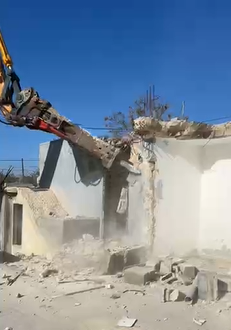فلسطين – الاحتلال يجبر مقدسيا على هدم منزله في بيت حنينا