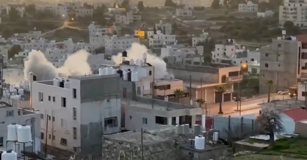 فلسطين – الاحتلال يقصف منزل شهيد في حلحول شمال الخليل