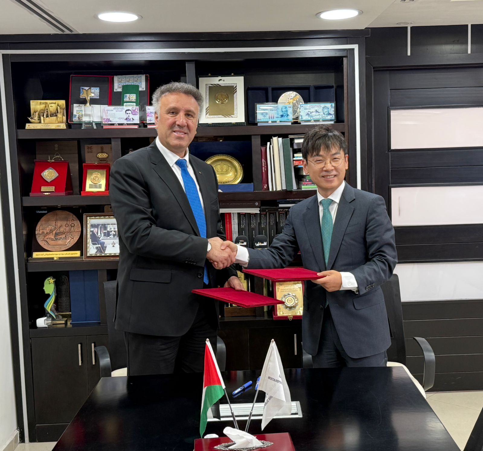 فلسطين – الوزير عساف يوقع اتفاقية تعاون إعلامي مع ممثل جمهورية كوريا الجنوبية