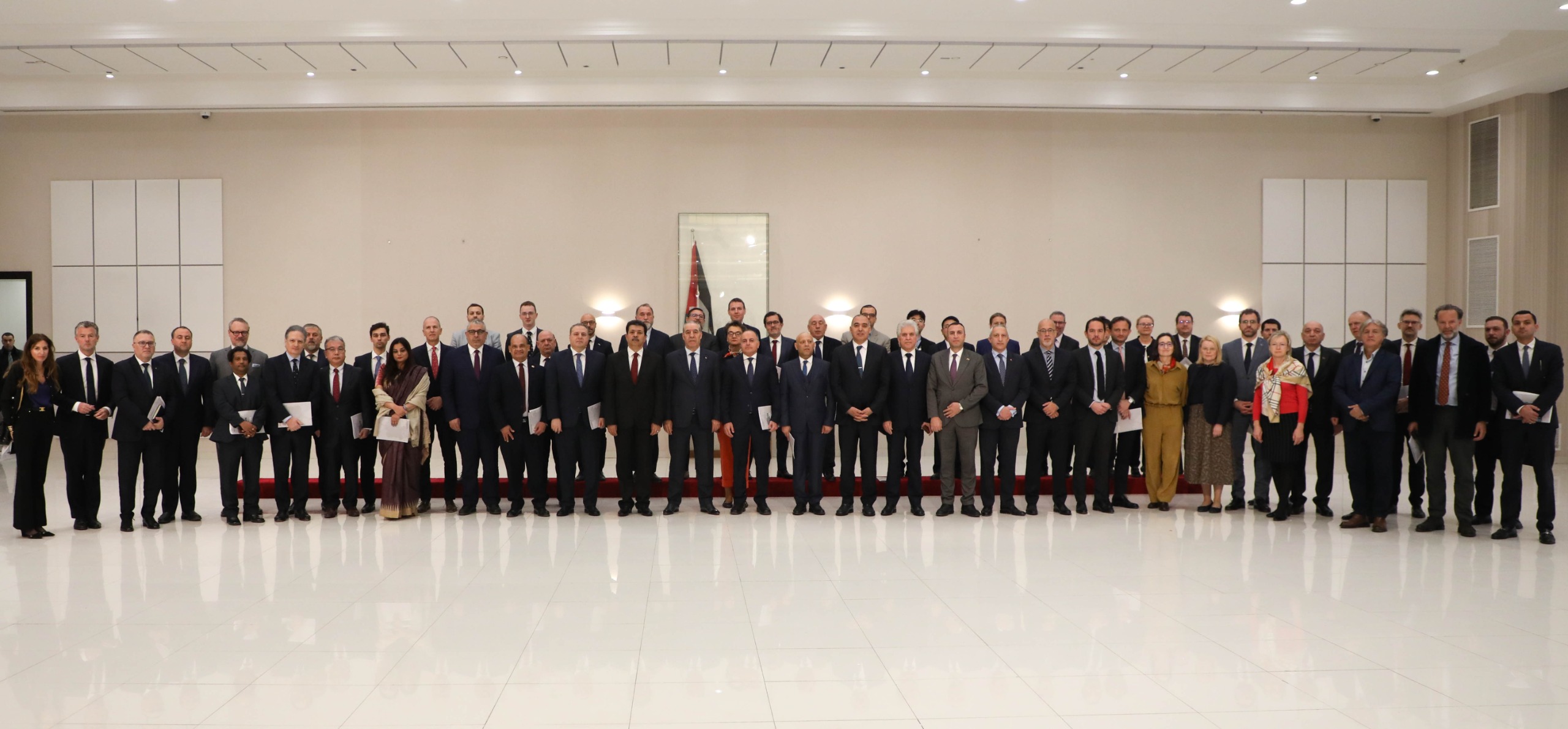 فلسطين – الشيخ يعقد اجتماعاً موسعاً مع سفراء الدول العربية والغربية والبعثات الدولية لبحث التصعيد الإسرائيلي.