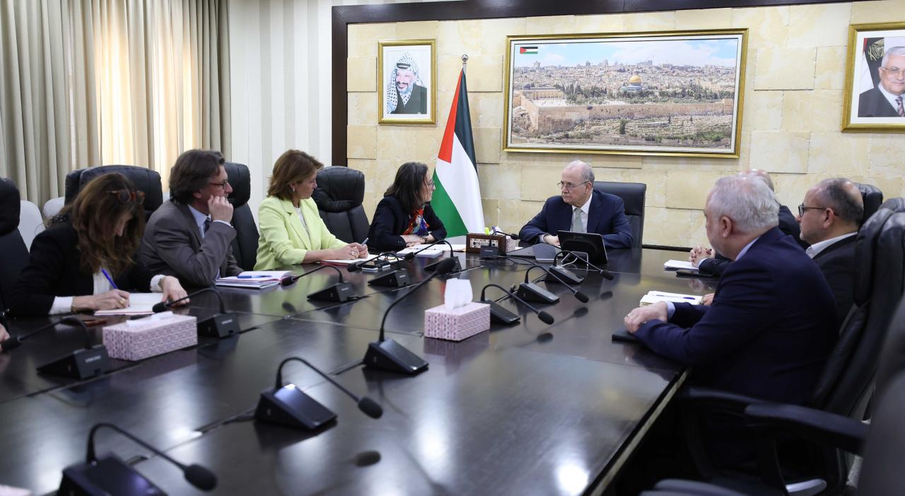 فلسطين – رئيس مجلس الوزراء يبحث مع وفد بلجيكي أولويات الدعم والتعاون المشترك