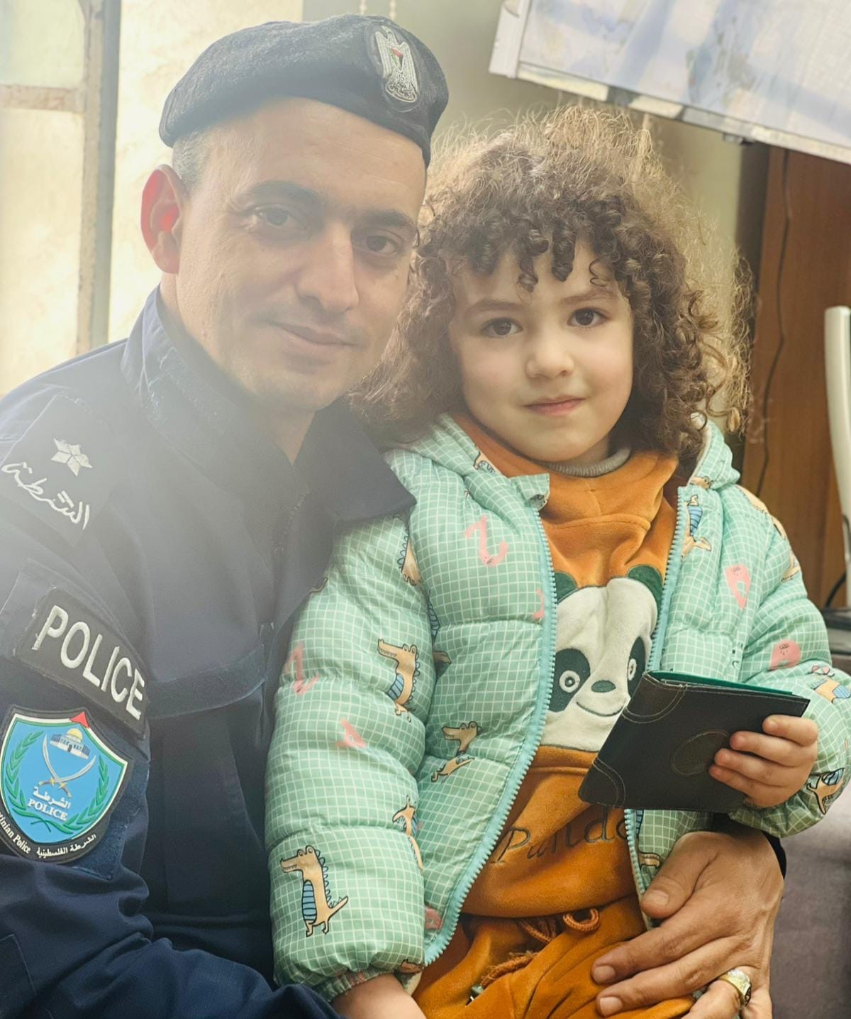 فلسطين – طفل يبلغ من العمر 4 سنوات يعيد محفظة مفقودة إلى الشرطة في الخليل