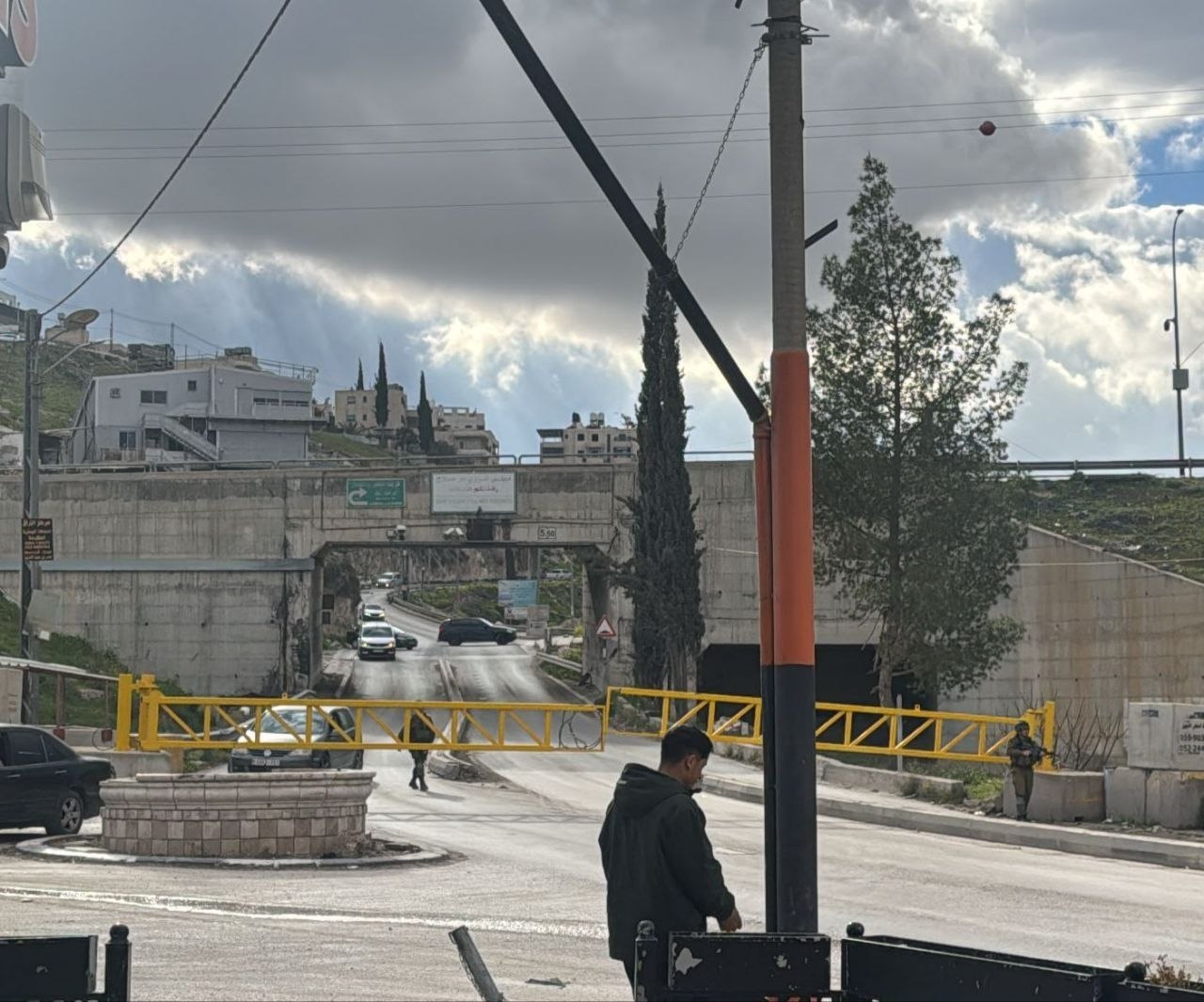 فلسطين – الاحتلال يغلق عددا من مداخل بيت لحم وحاجز “الكونتينر” ويقتحم الدوحة
