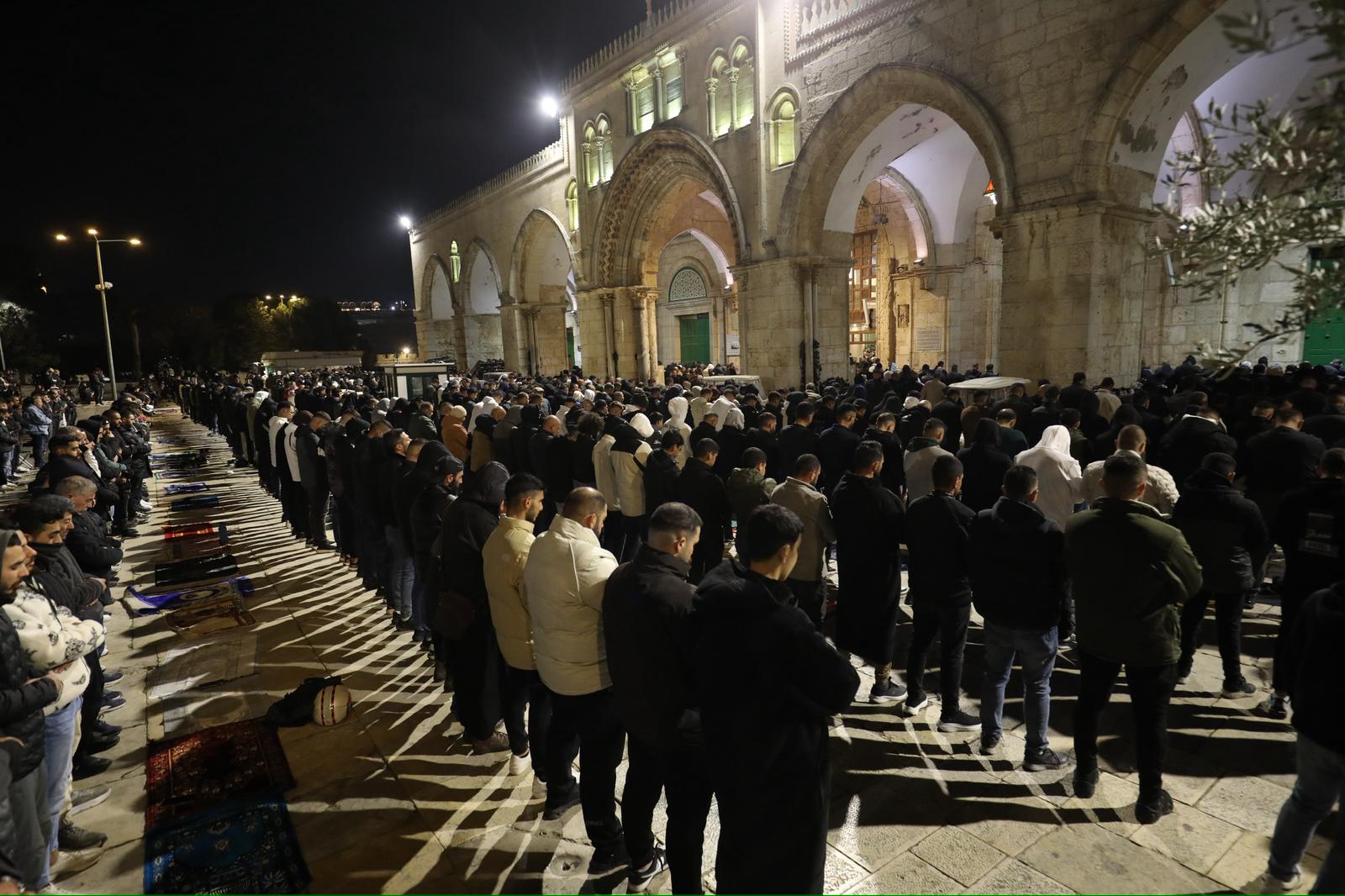 فلسطين – 60 ألف مصل يؤدون صلاة العشاء والتراويح في المسجد الأقصى
