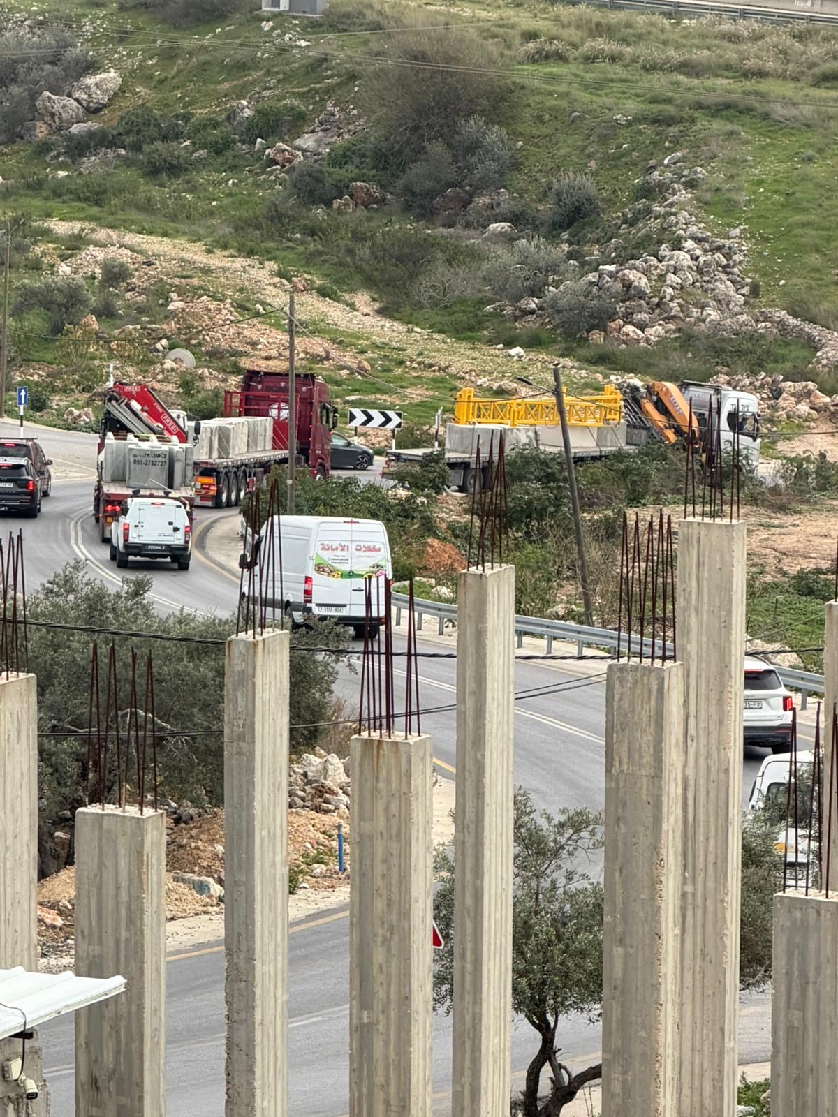 فلسطين – الاحتلال ينصب بوابة حديدية قرب جسر الزاوية غرب سلفيت