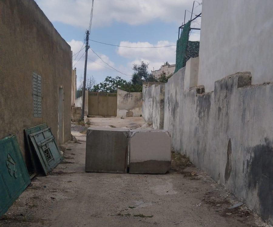 فلسطين – الاحتلال يضع مكعبات إسمنتية على مداخل منازل المواطنين في دير بلوط