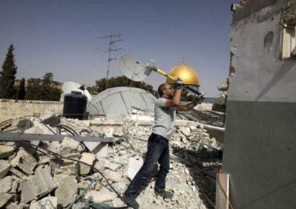 فلسطين – بلدية الاحتلال تجبر مواطنًا مقدسيًا على هدم منزله بنفسه في بيت حنينا