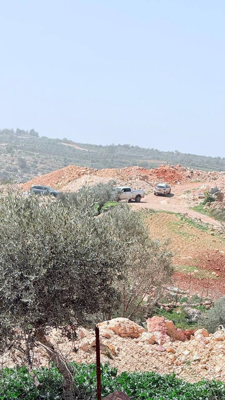 فلسطين – مستوطنون يبدأون بإنشاء بؤرة استعمارية ويقطعون طريقا زراعيا في بيت إكسا شمال غرب القدس.