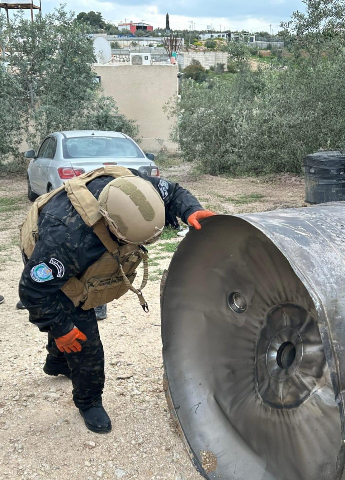 فلسطين – الشرطة تتعامل مع 6 شظايا صاروخ غرب الخليل