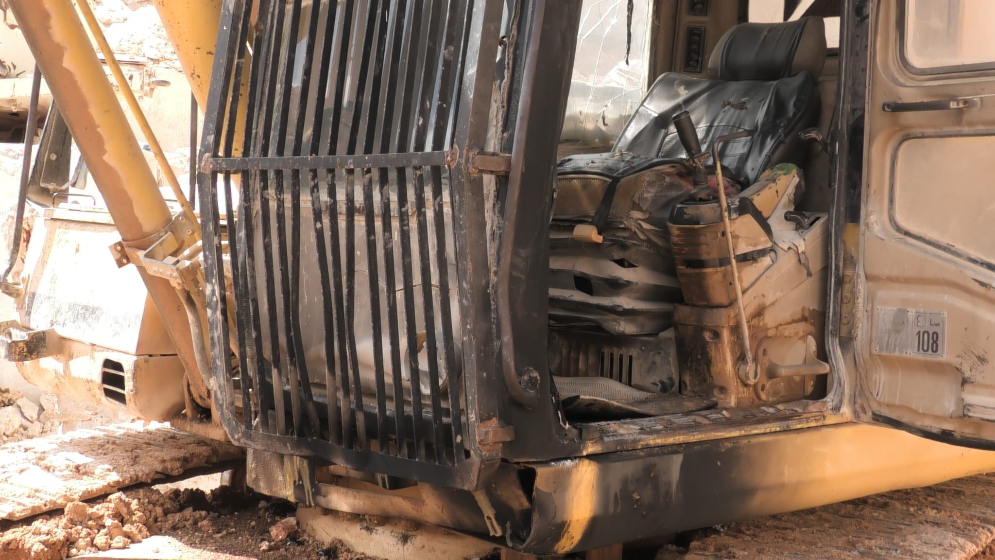 فلسطين – مستوطنون يحرقون جرافتين في بلدة سعير شمال شرق الخليل