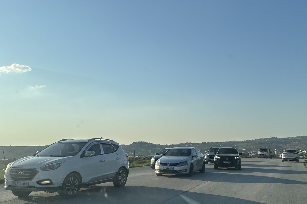 فلسطين – الاحتلال يقيم حاجزا عسكريا جنوب مدينة جنين