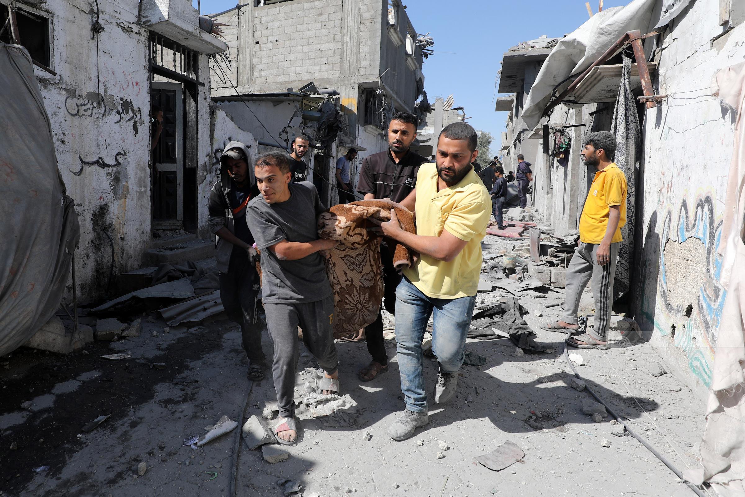 فلسطين – أصيب برصاص الاحتلال شمال غزة وسط ارتفاع حصيلة العدوان