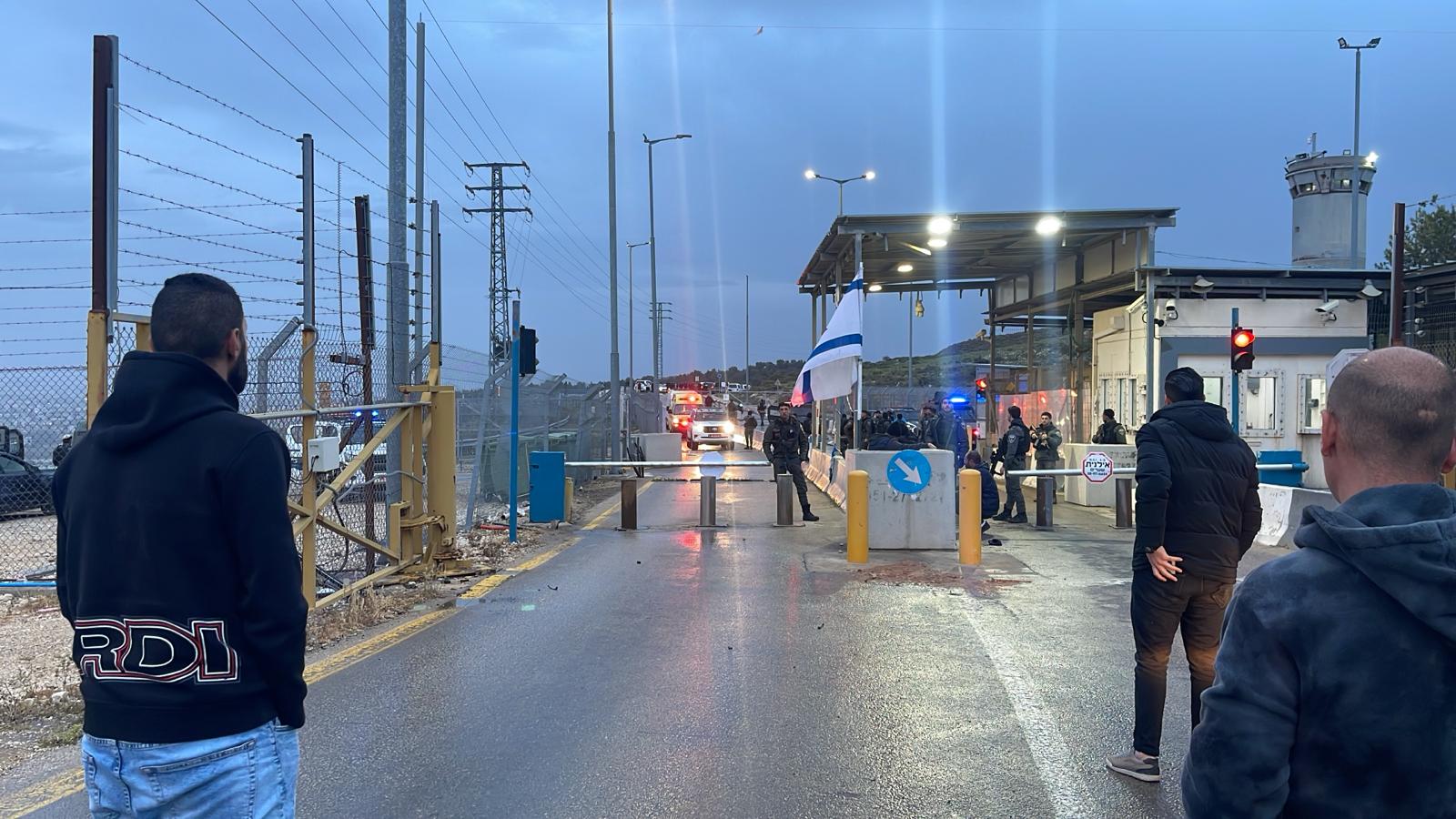 فلسطين – وأطلقت قوات الاحتلال النار على مواطن واعتدت على نجله على حاجز بيت إكسا