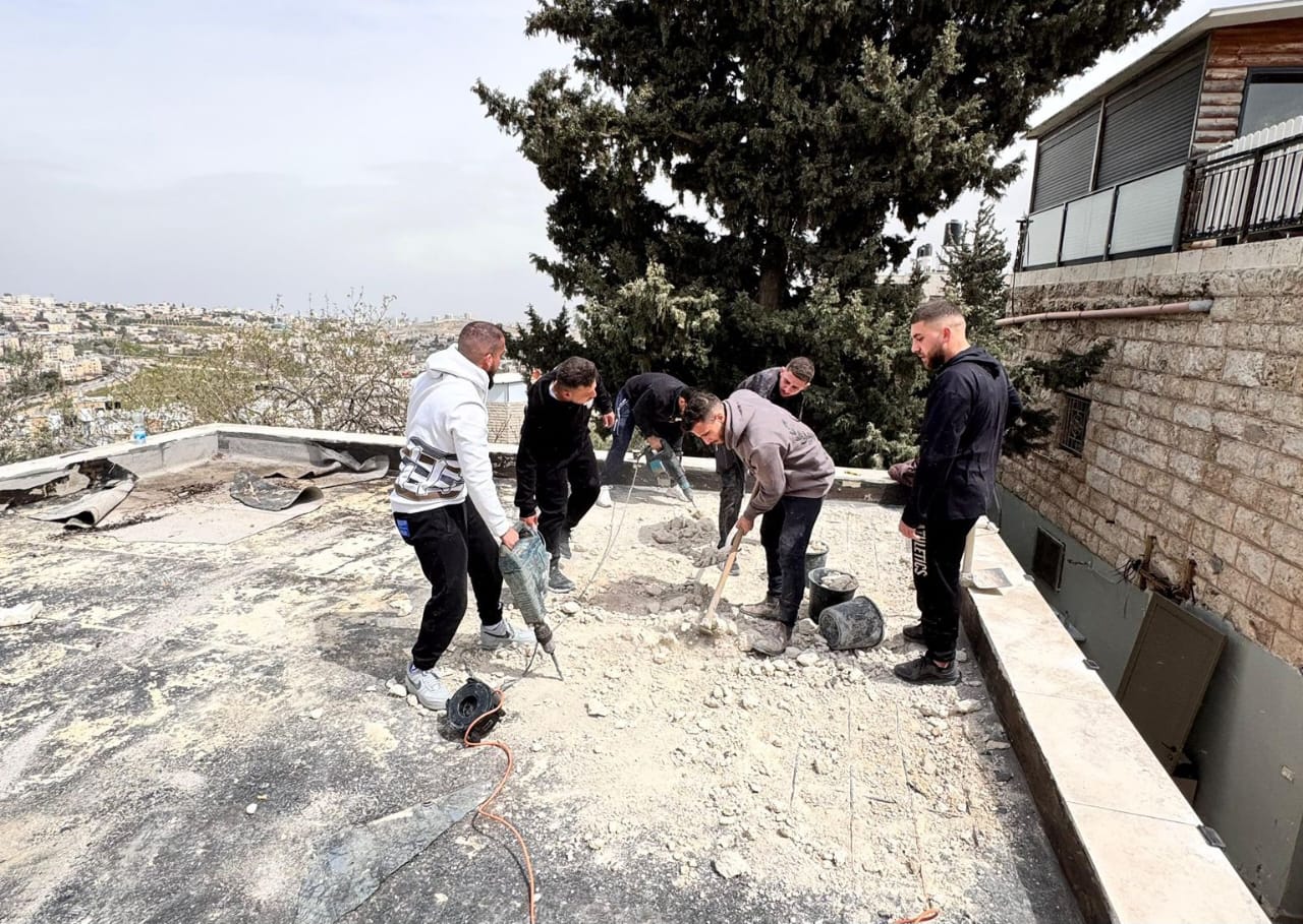 فلسطين – الاحتلال يجبر مواطنًا مقدسيًا على هدم جزء من منزله في بلدة صور باهر بنفسه
