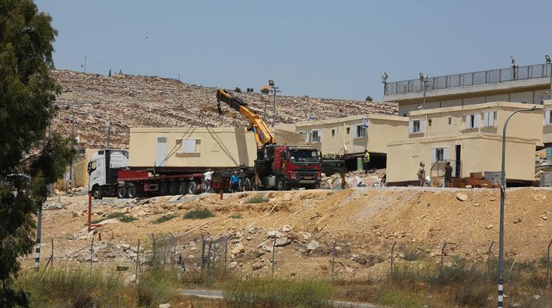 فلسطين – مستوطنون يقيمون “كرفانات” على أراضي قرية بيرين جنوب شرق الخليل