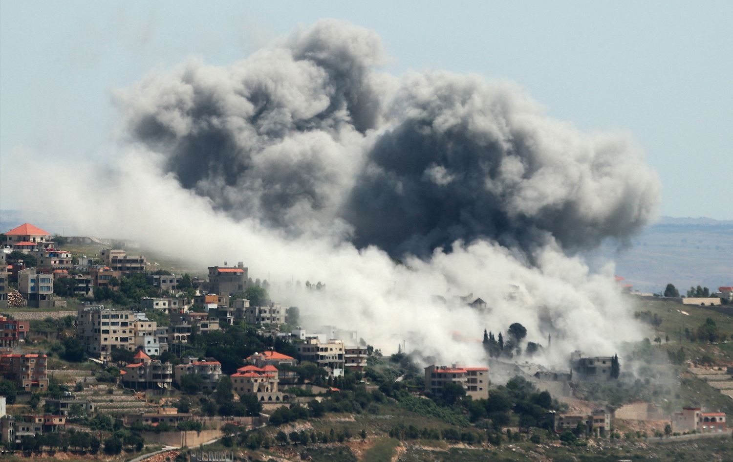 فلسطين – 5 شهداء في غارة إسرائيلية على صيدا جنوب لبنان