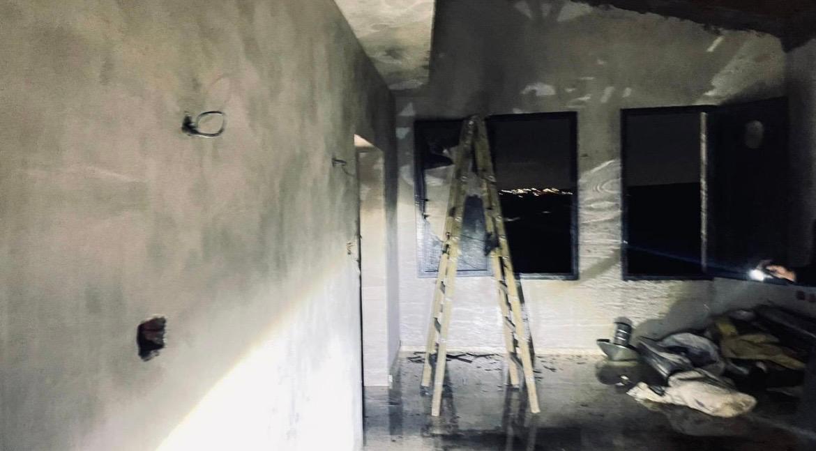 فلسطين – مستوطنون يحرقون غرفة زراعية شرق قلقيلية