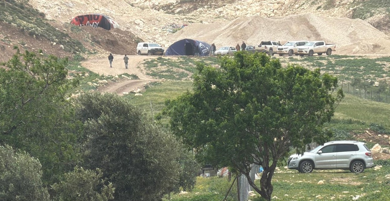 فلسطين – مستوطنون يقيمون بؤرة استيطانية بين جبع وصانور جنوب جنين