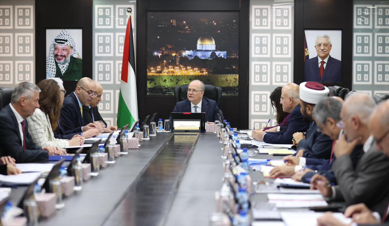 فلسطين – ويوجه مجلس الوزراء بعثاتنا الدبلوماسية ومؤسساتنا الوطنية المختلفة بتكثيف جهودها لتعزيز المواقف الدولية الداعمة لشعبنا.