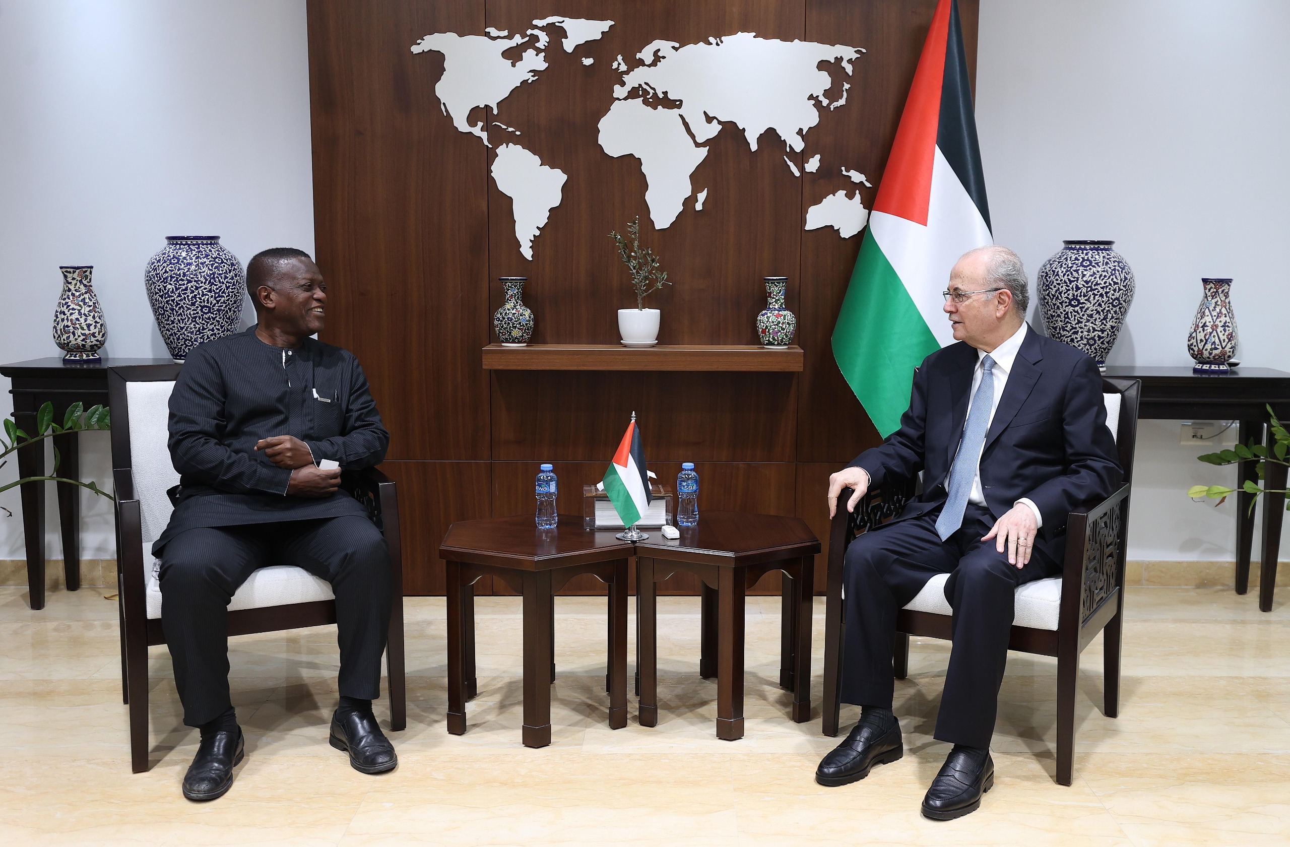 فلسطين – مصطفى يبحث مع رئيس اتحاد الكتاب الأفريقيين تعزيز دعم الأدباء والأدباء والمثقفين للرواية الفلسطينية وقضيتنا العادلة.
