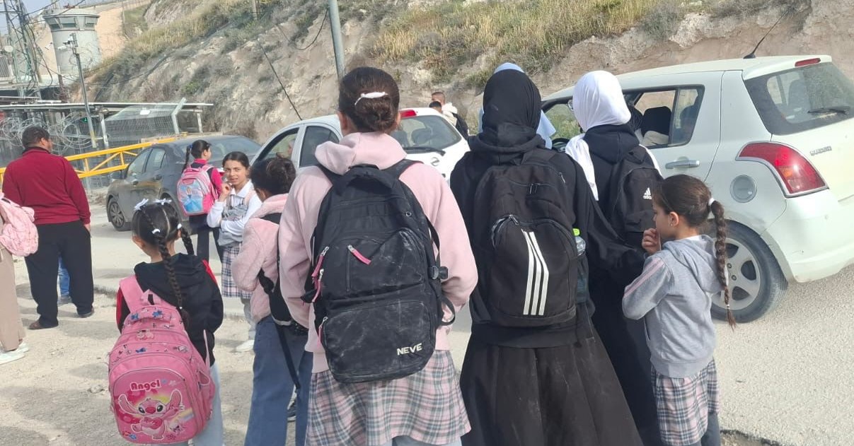 فلسطين – الاحتلال يمنع طلاب السواحرة الغربية من الذهاب إلى مدارسهم عبر حاجز الشياح