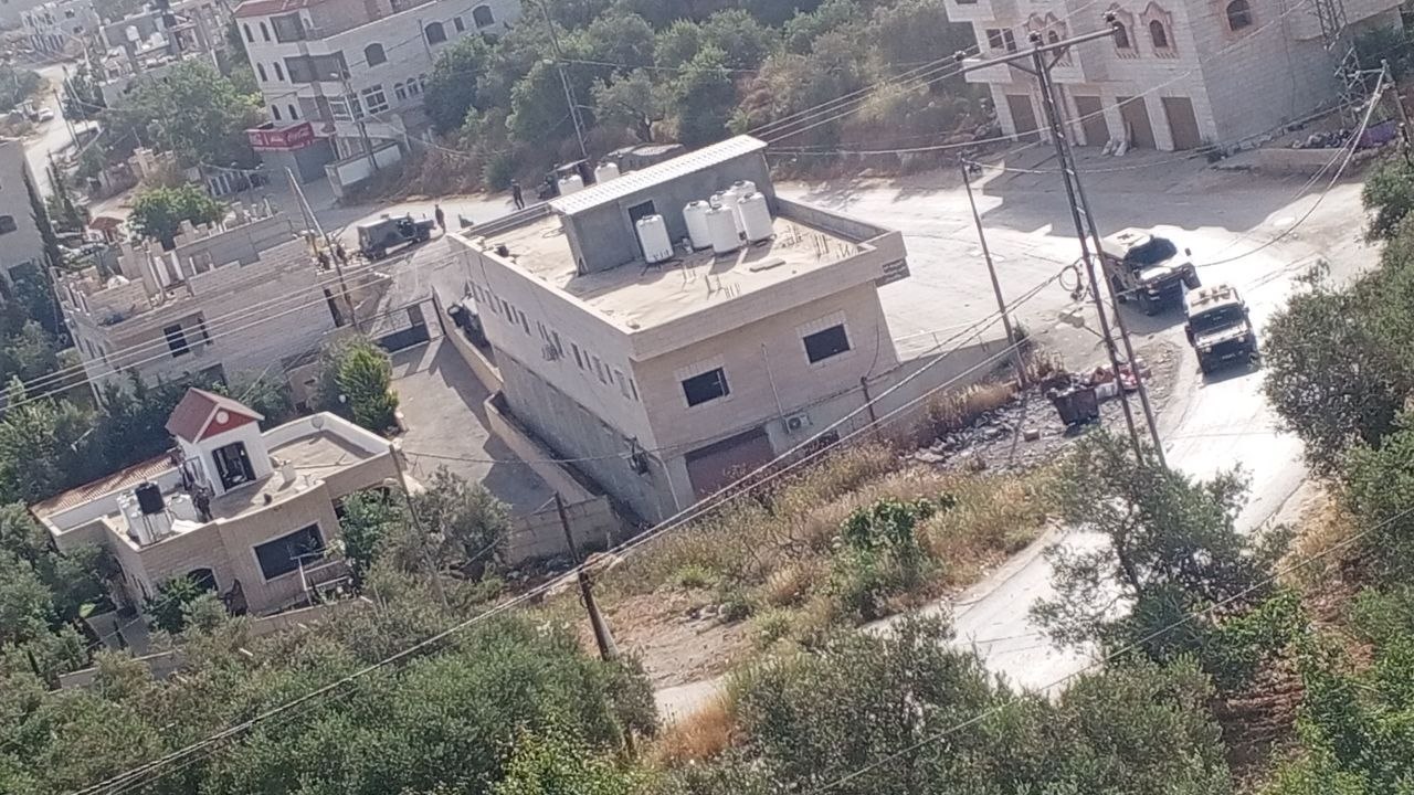 فلسطين – الاحتلال يحقق ميدانيا مع عشرات المواطنين في المزرعة الغربية شمال غرب رام الله