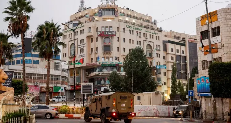 فلسطين – قوات الاحتلال تقتحم وسط رام الله وتداهم مكتب قناة الجزيرة فلسطين – قوات الاحتلال تقتحم وسط رام الله وتداهم مكتب قناة الجزيرة