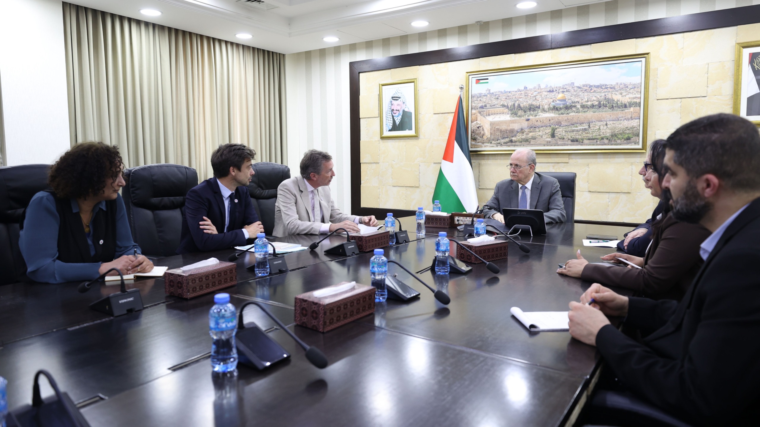 فلسطين – رئيس الوزراء يبحث مع الصليب الأحمر دعم القطاع الصحي وأوضاع الأسرى في سجون الاحتلال فلسطين – رئيس الوزراء يبحث مع الصليب الأحمر دعم القطاع الصحي وأوضاع الأسرى في سجون الاحتلال