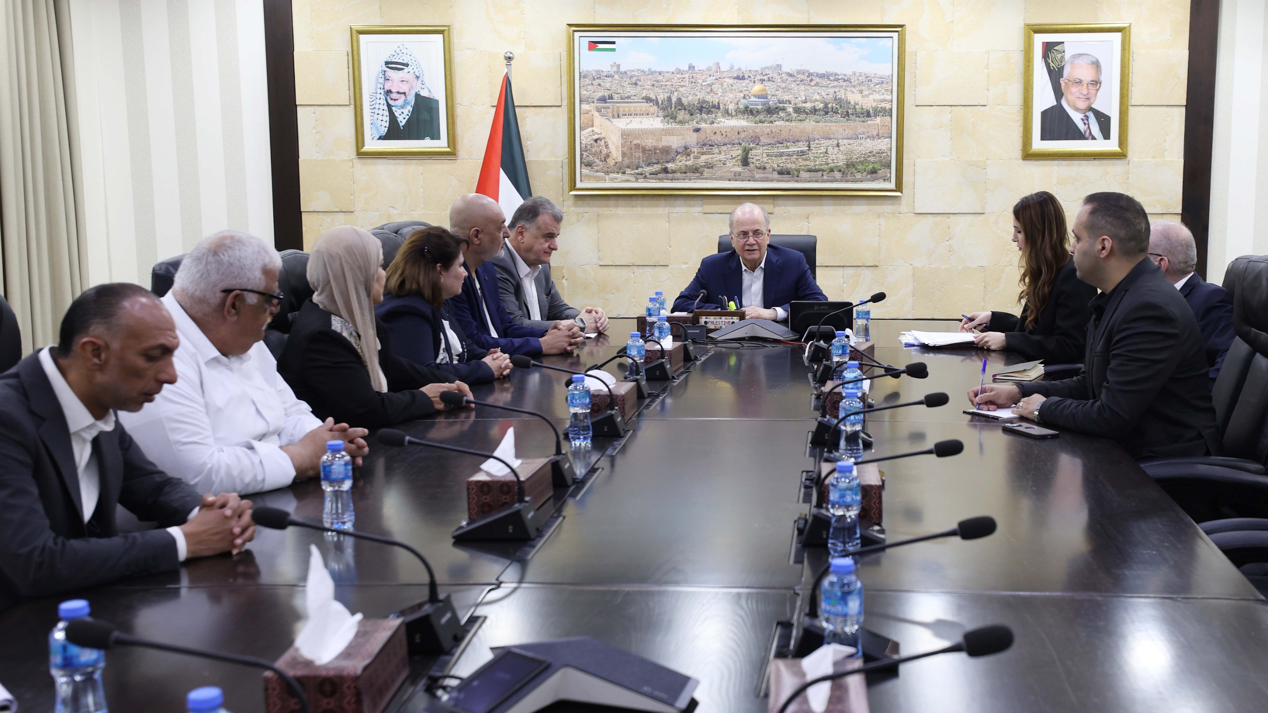 فلسطين – مصطفى يبحث مع اتحاد النقابات التوسع في برامج التشغيل والتأهيل المهني