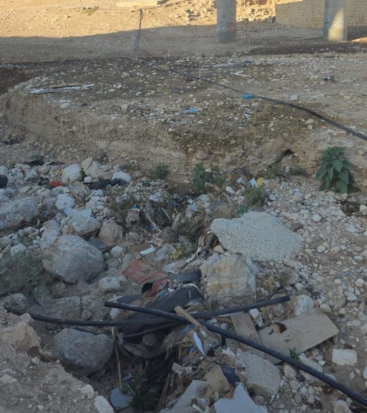 فلسطين – مستوطنون يقطعون ويخربون خطوط مياه في الخان الأحمر شرق القدس فلسطين – مستوطنون يقطعون ويخربون خطوط مياه في الخان الأحمر شرق القدس