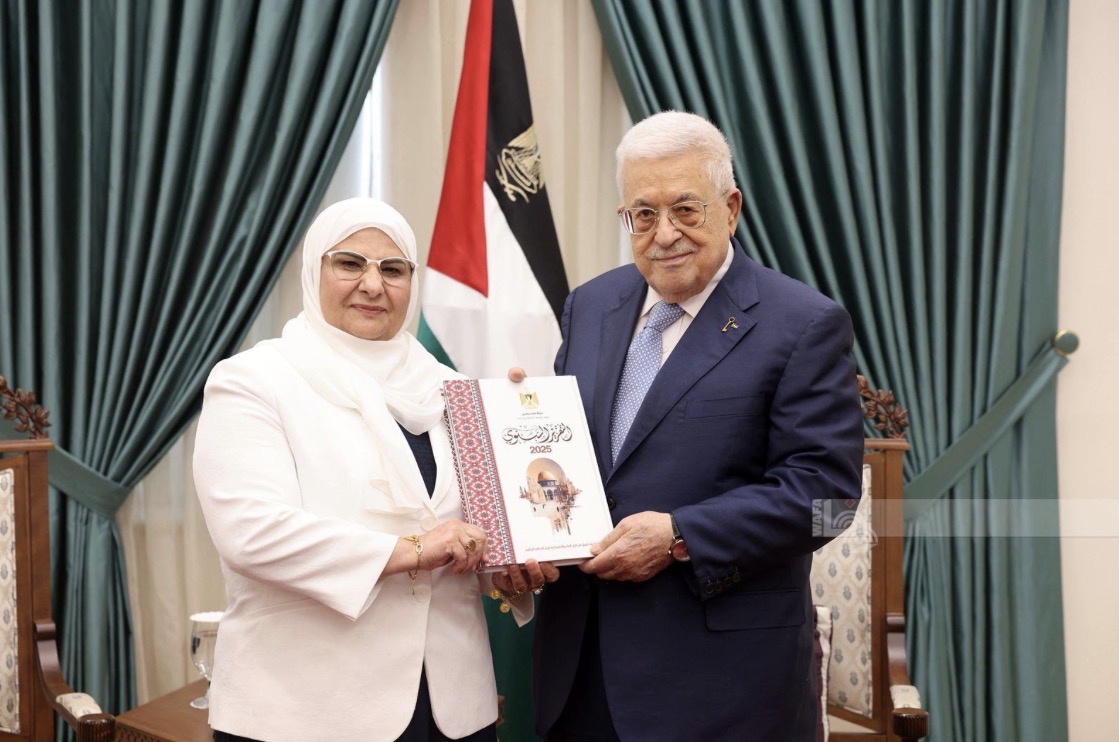 فلسطين – رئيس الجمهورية يتسلم التقرير السنوي لديوان الرقابة المالية والإدارية للعام 2025 فلسطين – رئيس الجمهورية يتسلم التقرير السنوي لديوان الرقابة المالية والإدارية للعام 2025