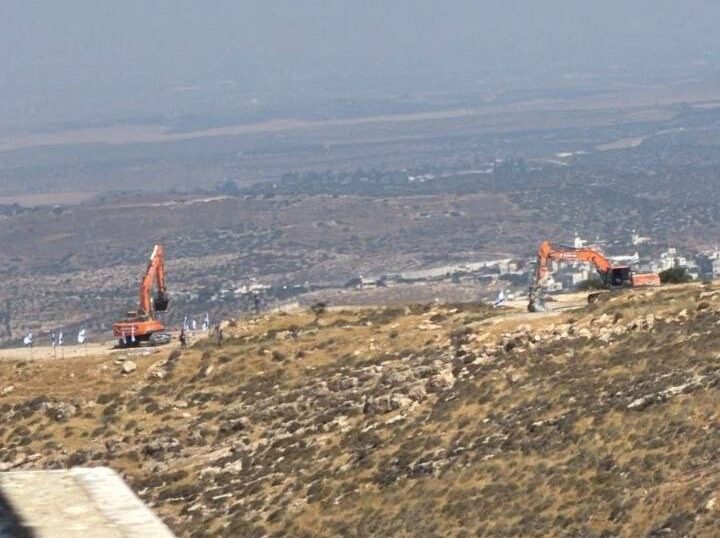 فلسطين – الاحتلال يبدأ بتجريف الأراضي تمهيدا لإقامة مستوطنة جديدة غرب الخليل فلسطين – الاحتلال يبدأ بتجريف الأراضي تمهيدا لإقامة مستوطنة جديدة غرب الخليل