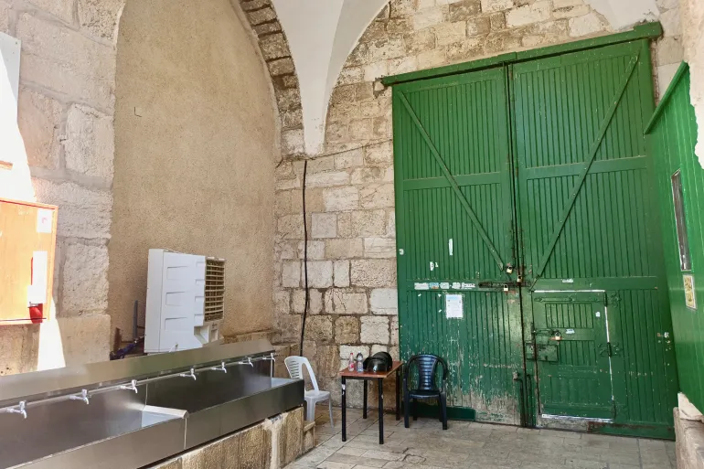 فلسطين – الاحتلال يغلق أبواب المسجد الأقصى فلسطين – الاحتلال يغلق أبواب المسجد الأقصى