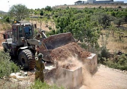 فلسطين – الاحتلال يغلق المدخل الغربي لقرية برقة شمال غرب نابلس بالسواتر الترابية فلسطين – الاحتلال يغلق المدخل الغربي لقرية برقة شمال غرب نابلس بالسواتر الترابية