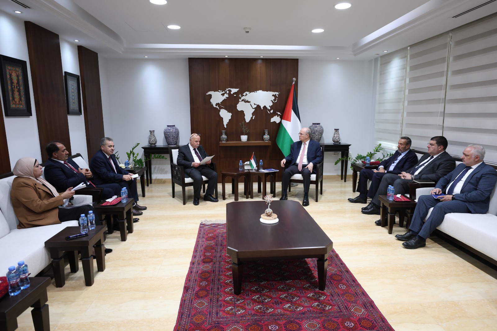 فلسطين – رئيس مجلس الوزراء يتسلم دراسة “حول استقلال وكفاءة القضاء” ويؤكد دعم الحكومة لتعزيز منظومة العدالة