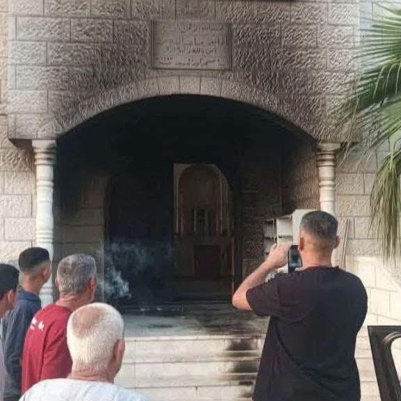 فلسطين – مستوطنون يحرقون أجزاء من مسجد في قرية كور جنوب طولكرم فلسطين – مستوطنون يحرقون أجزاء من مسجد في قرية كور جنوب طولكرم