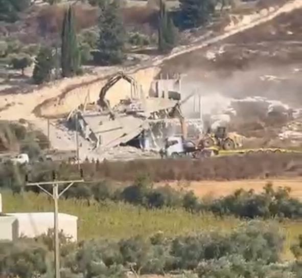 فلسطين – الاحتلال يهدم مبنى من ثلاثة طوابق في عنزة جنوب جنين فلسطين – الاحتلال يهدم مبنى من ثلاثة طوابق في عنزة جنوب جنين