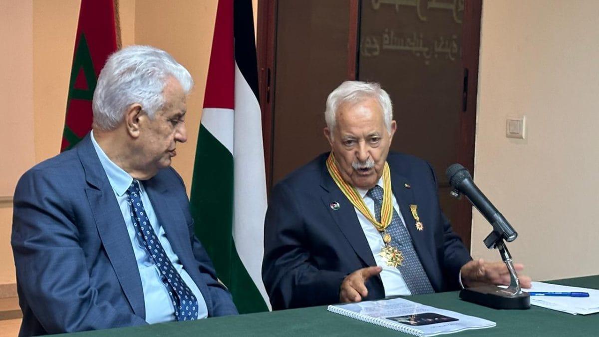 فلسطين – رئيس الجمهورية يمنح المهندس المغربي أحمد البياز “نجمة يابوس” من وسام الرئيس ياسر عرفات فلسطين – رئيس الجمهورية يمنح المهندس المغربي أحمد البياز “نجمة يابوس” من وسام الرئيس ياسر عرفات