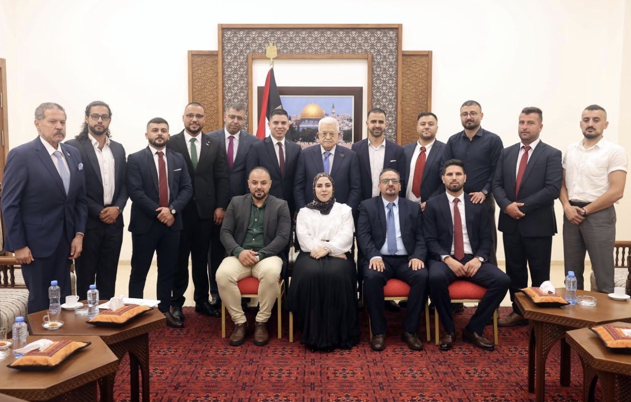 عباس يستقبل وفد الاتحاد العام لطلبة فلسطين ويهنئهم