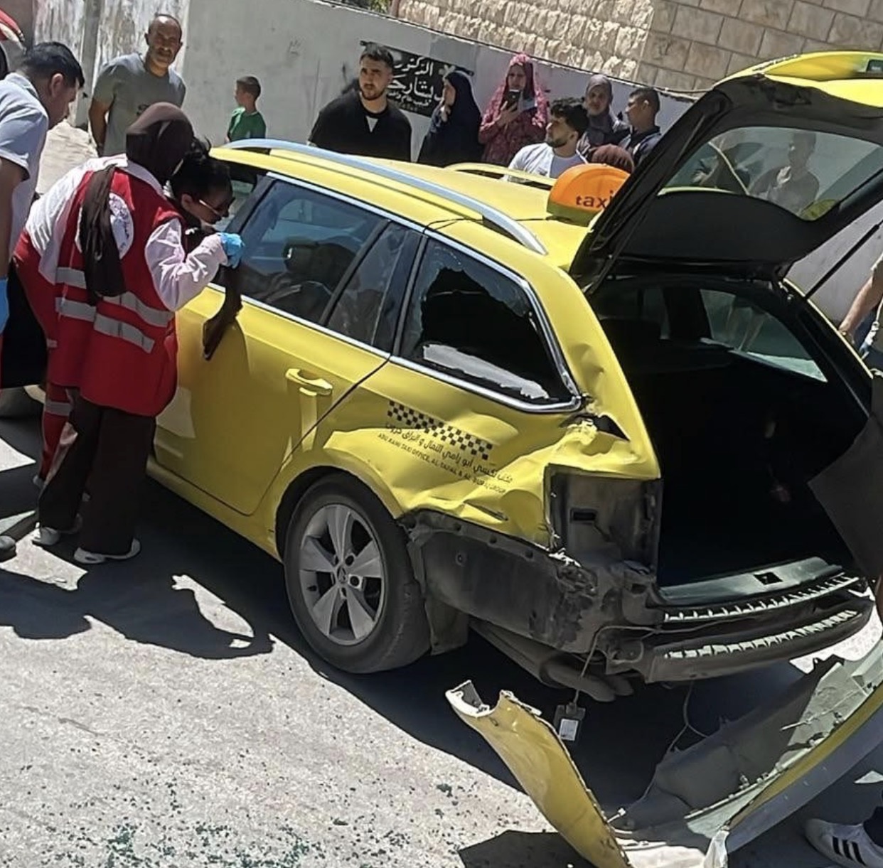 آلية احتلالية تصدم مركبة عمومية في طولكرم